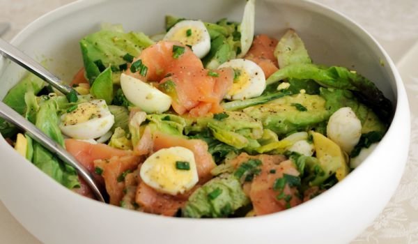 Зелена салата със сьомга и яйца