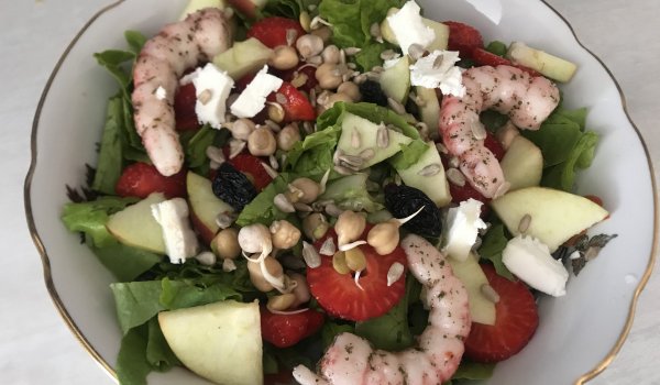 Зелена салата със сурими и ягоди