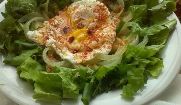 Зелена салатка със сварено яйце