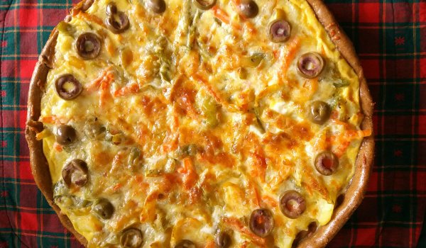 Зеленчуков киш с пълнозърнест блат (Солена тарта)