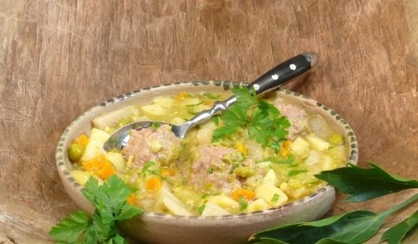 Зеленчукова яхния с кюфтета