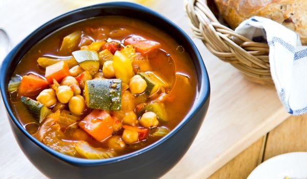 Зеленчукова яхния с нахут