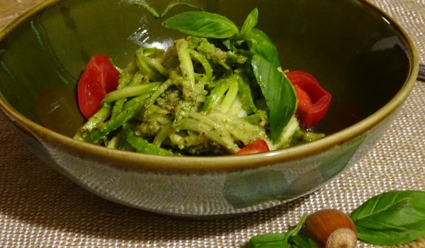 Зеленчукови спагети от тиквички с песто