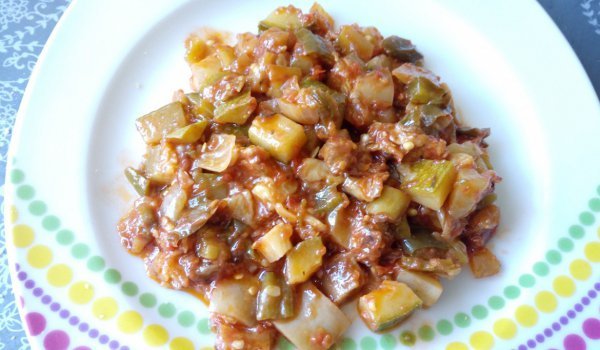 Зеленчуци с късчета пилешко