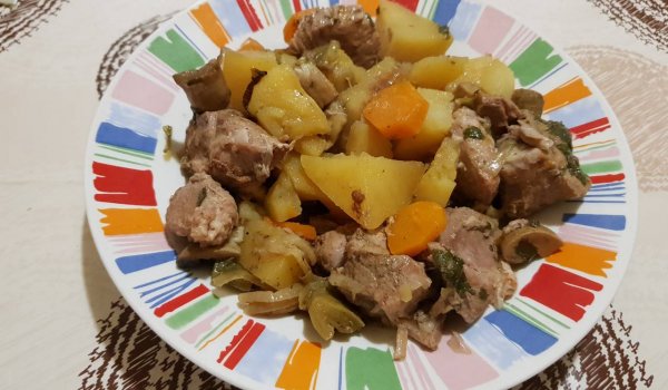 Зеленчуци с месо в глинен гювеч