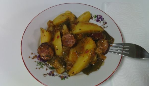 Зеленчуци с наденица на фурна