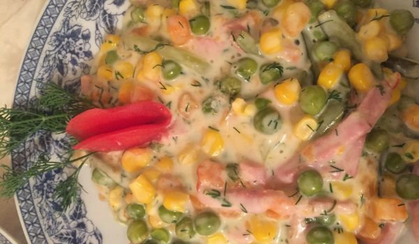 Зеленчуци със жулиени от пушено месо и сметана