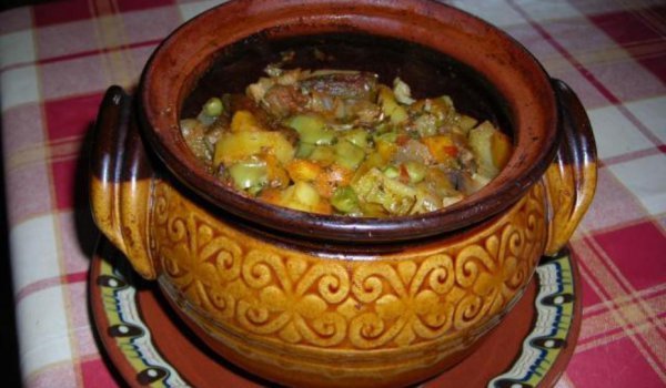 Зеленчуци със свинско в гювече