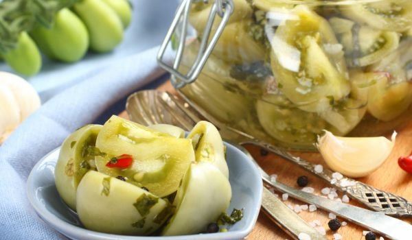 Зелени домати с чесън