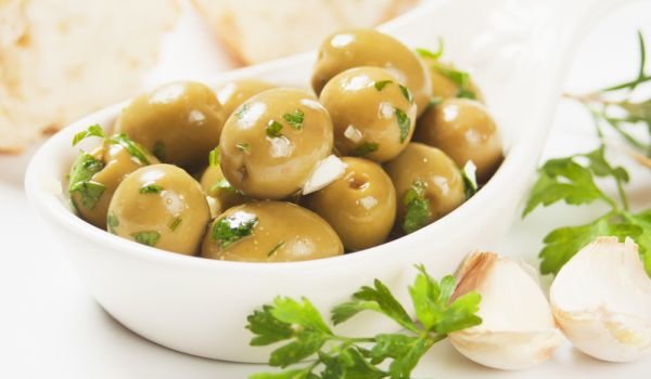 Зелени маслини с чесън