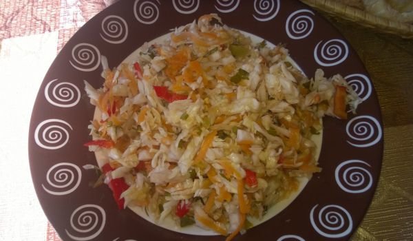 Зелева салата с моркови, червени чушки и копър
