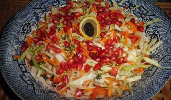 Зелева салата с моркови, ябълки и нар