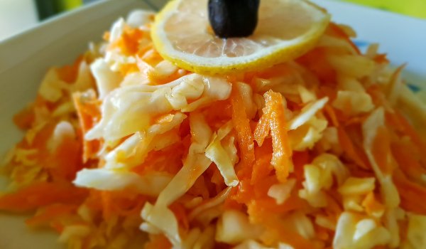 Зелева салата с моркови