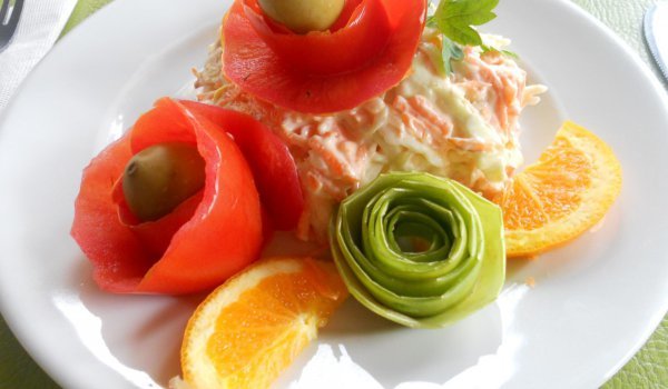 Зелева салата с тиквички, моркови и майонеза