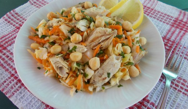 Зелева салата със скумрия и лешници