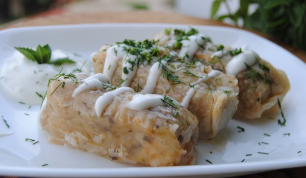 Зелеви сармички с праз и целина