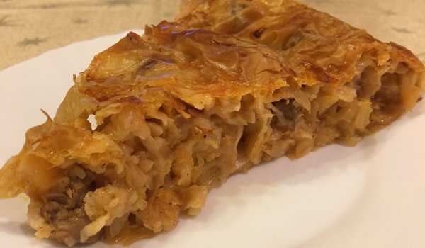 Зелник с готови кори, кисело зеле и свинско месо