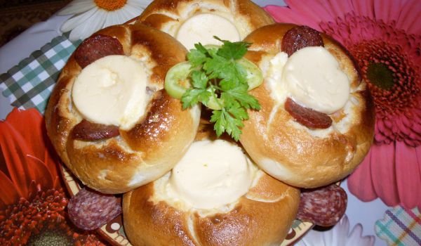 Земелки с топено сирене и луканка