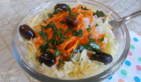 Зимна редена салата с маслини