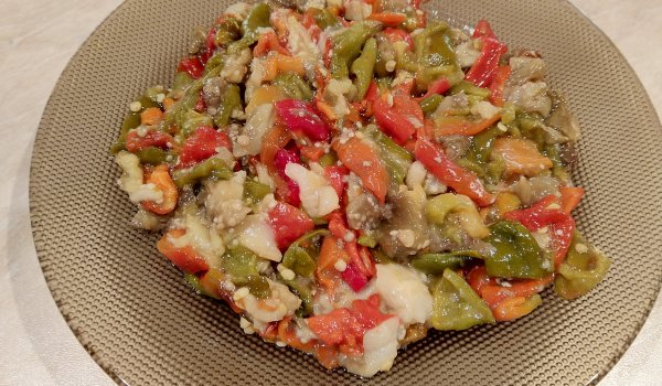Зимна салата с патладжан и чушки