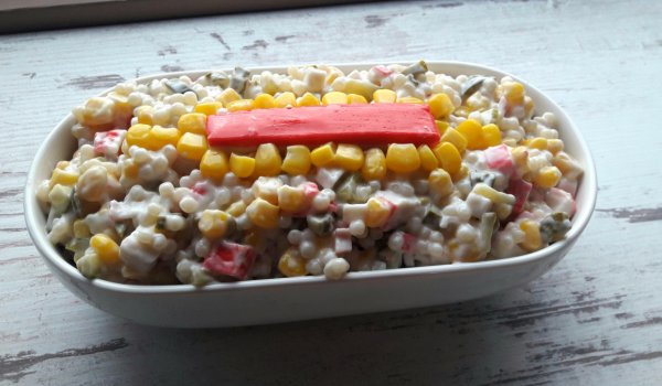 Зимна салата с рулца от раци