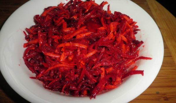 Зимна салата с цвекло и моркови