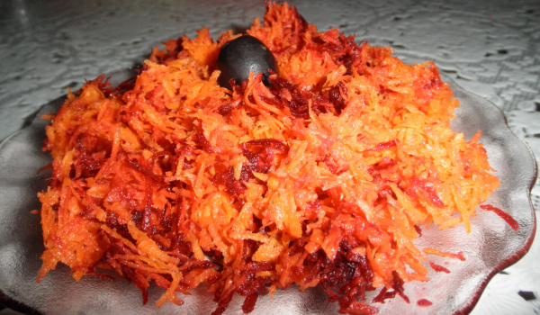 Зимна салатка с червено цвекло