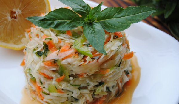 Зимна зелева салата с моркови и лимон