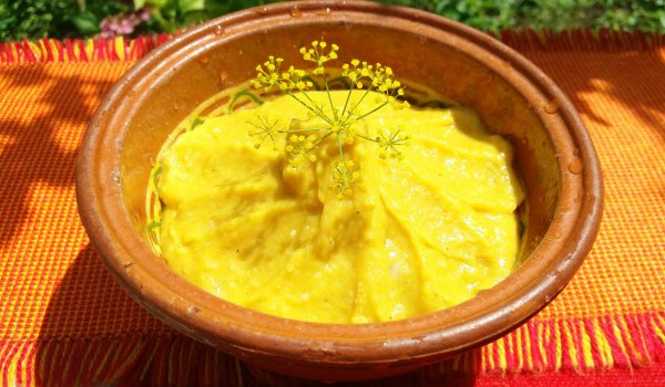 Златна картофена разядка с боб и куркума