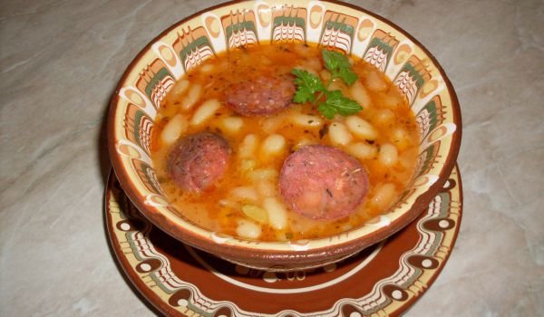 Зрял боб с чушки и сръбска наденица