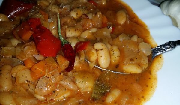 Зрял боб с кисело зеле в гърне