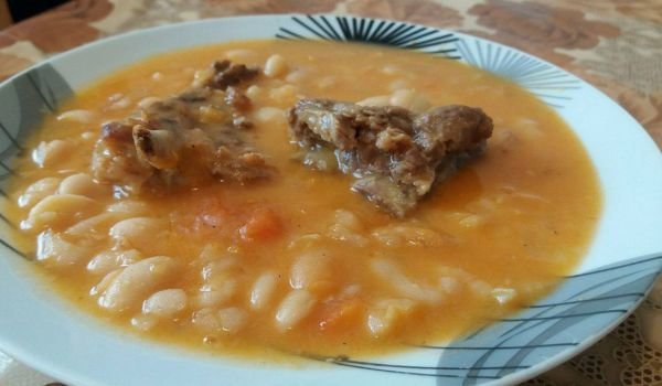 Зрял боб със запечени свински ребърца