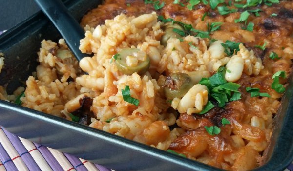Зрял фасул с ориз и маслини на фурна